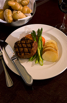 Photo steak with asparagus and potaatoes on white plate.