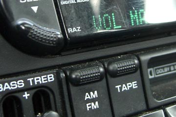 Car stereo panel showing "Vol Max"