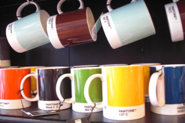 Coffee cups printed with Pantone colors